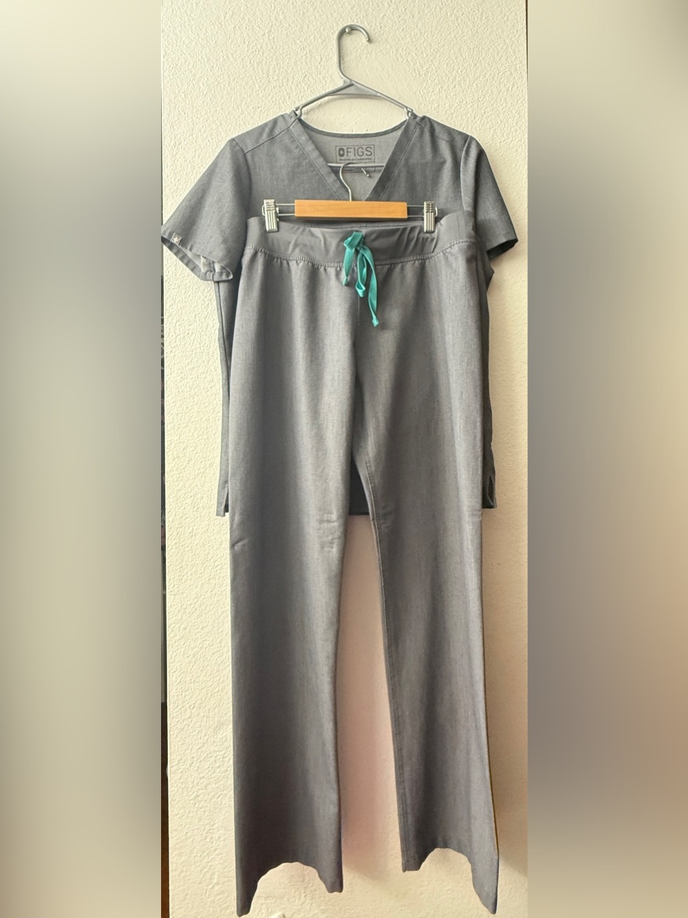 Figs Women’s Heather Gray scrub set